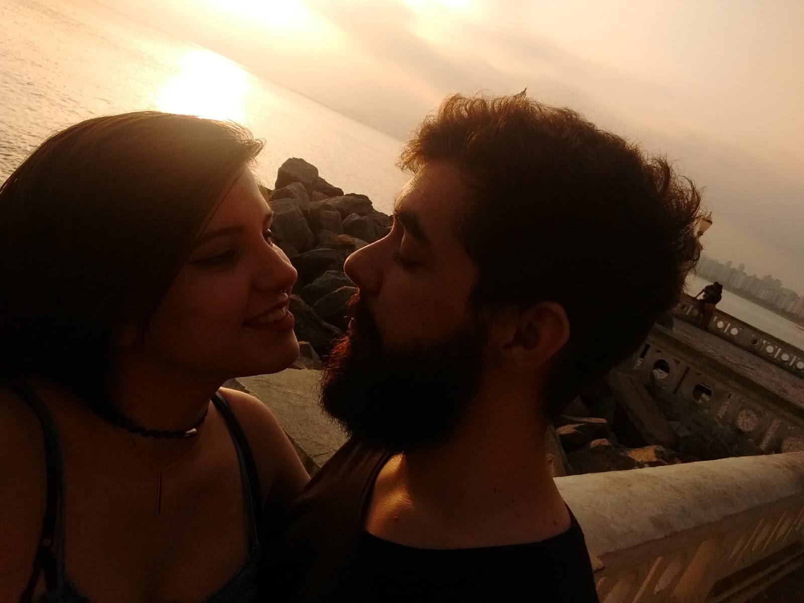 Rafael e Bruna juntos ao pôr do sol