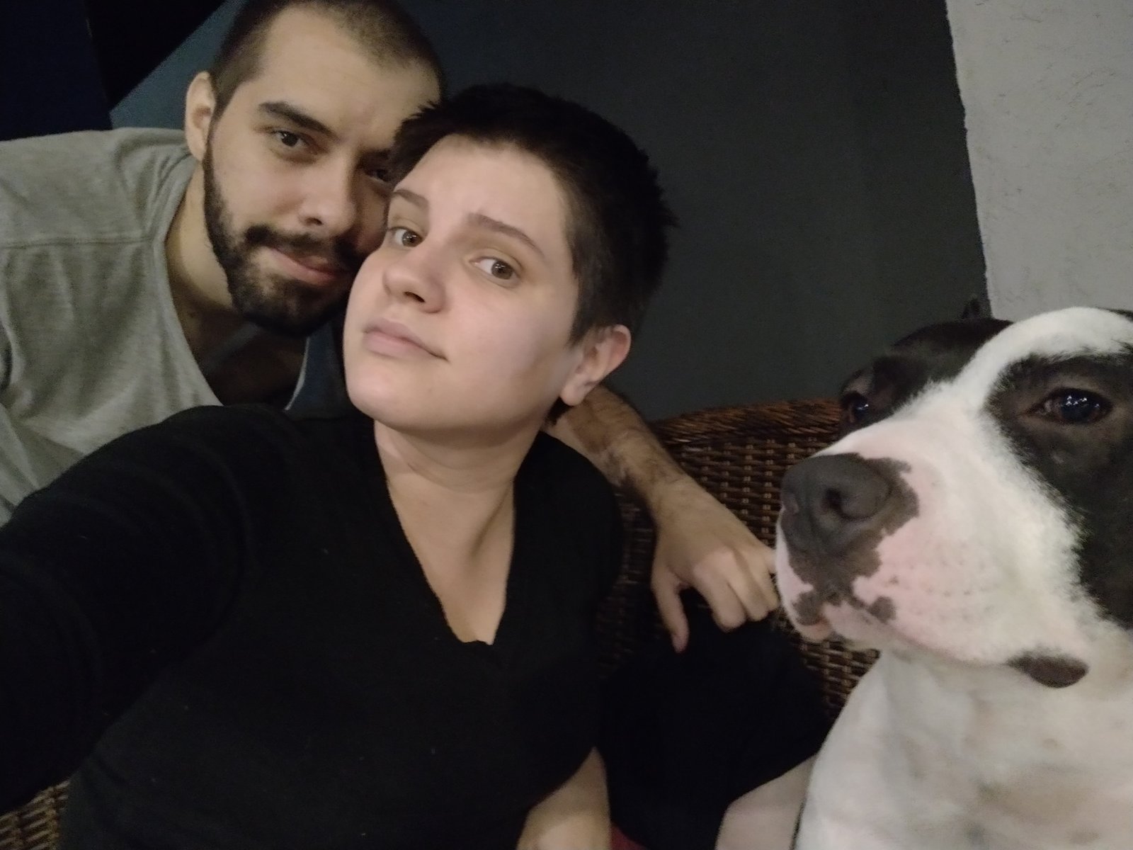 Rafael e Bruna com seu cachorro