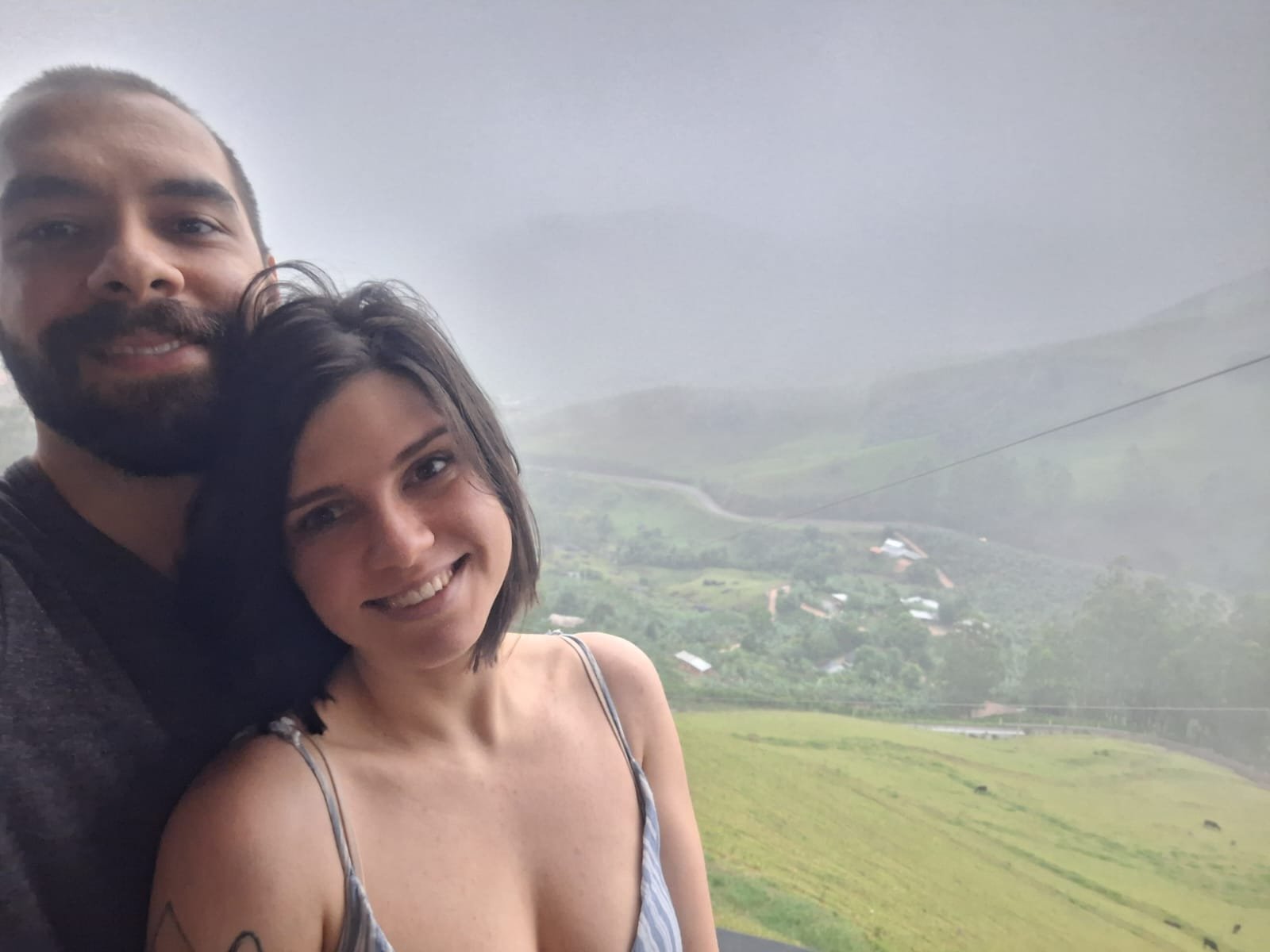 Rafael e Bruna juntos em uma paisagem de montanha